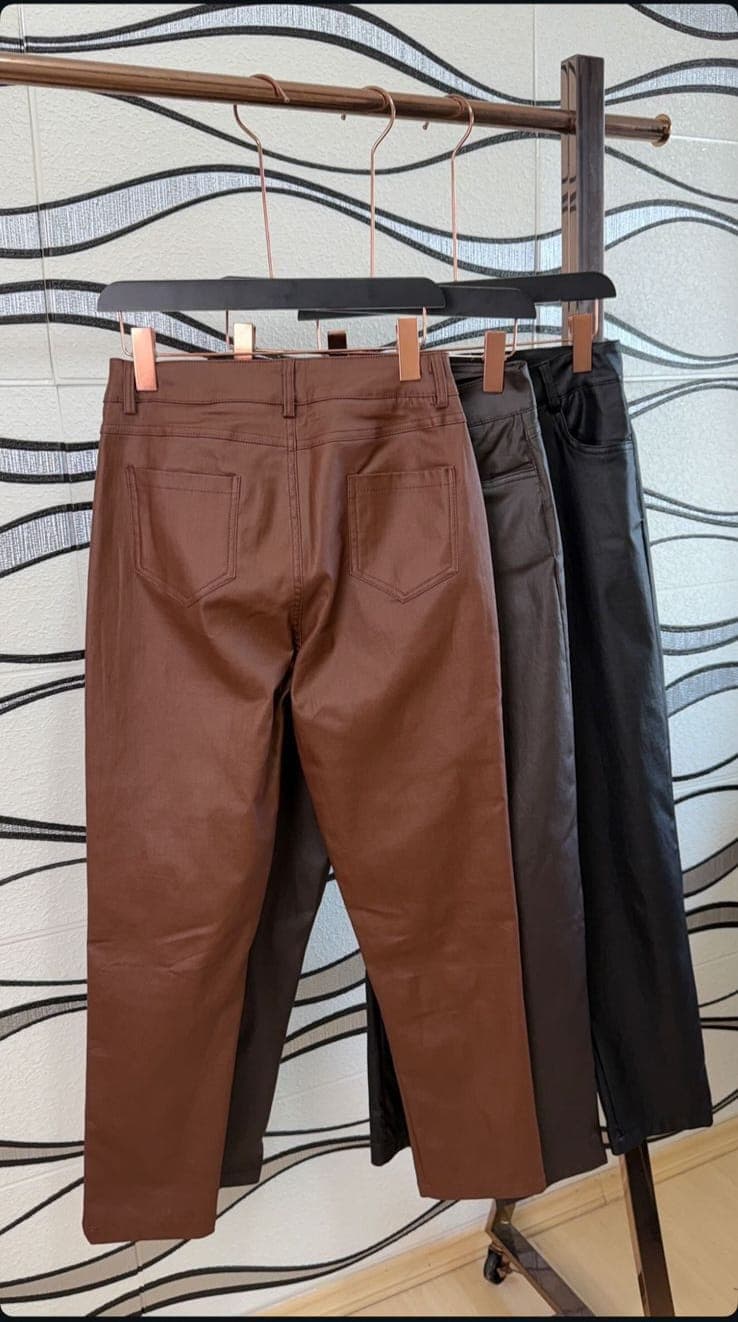 Calça couro sintético