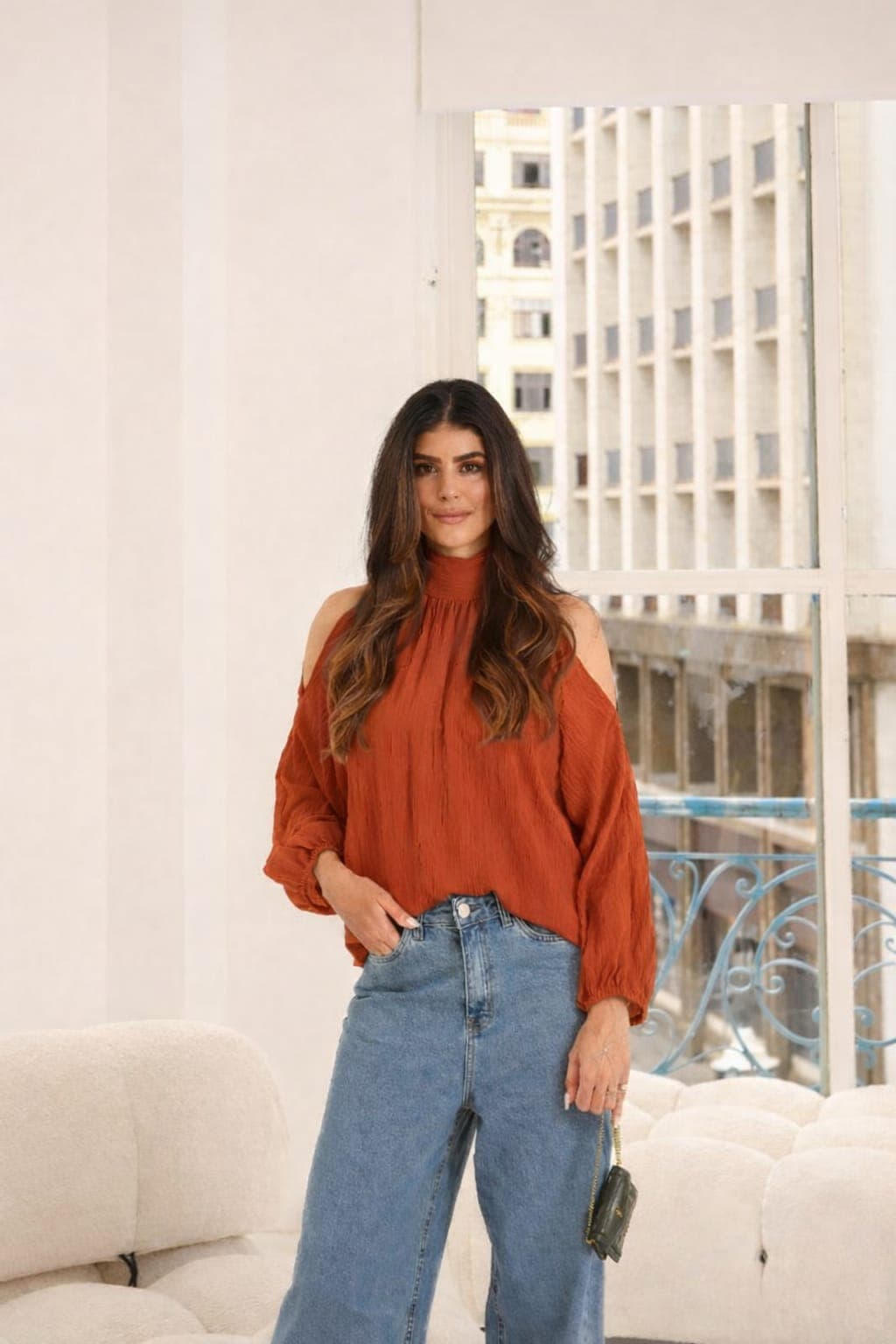 Blusa manga longa cut-out nos ombros