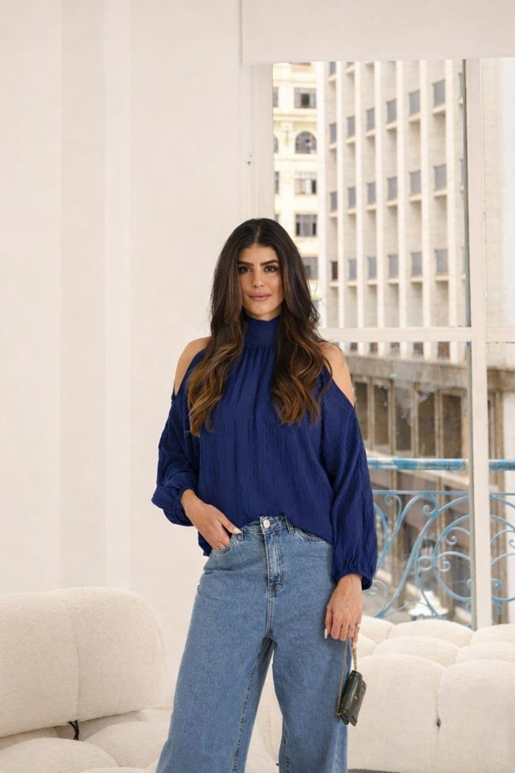 Blusa manga longa cut-out nos ombros